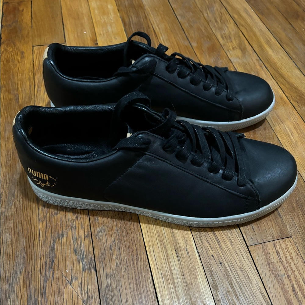 Men’s Undefeated limited edition puma Clyde’s size 9.